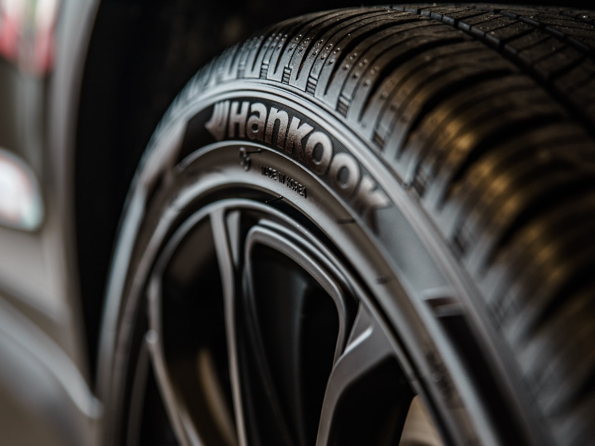 Autoband op een lichtmetalen velg